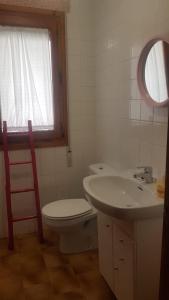 A bathroom at L'arome de Ainsa