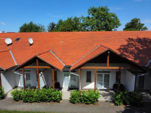ザマールディにあるHotel Platánのオレンジ色の屋根の家