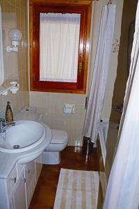 A bathroom at L'arome de Ainsa
