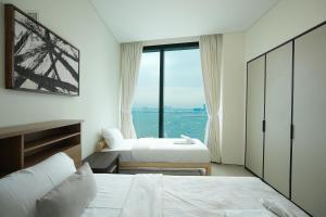Postel nebo postele na pokoji v ubytování Serviced 2 bedroom with beach access