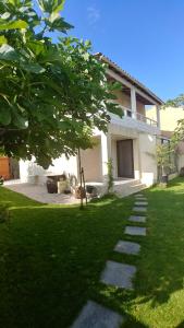 una casa con un camino delante de un patio en Belle villa climatisée de 105m² en bord de mer., en Frontignan
