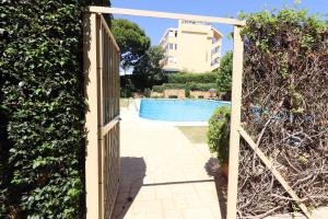 Bazén v ubytování Seaview with private garden 5 minutes walk to the beach and amenities nebo v jeho okolí