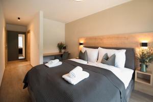 A bed or beds in a room at Das Lenz by Inncomer