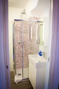 een badkamer met een douche en een wastafel bij B&B La Torre in Maratea