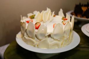 un pastel blanco en un plato en una mesa en Hotel Suiça Faber, en Balneário Camboriú 47 fotos más