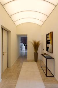 a hallway with a white ceiling and a table at Luxe Rome apartment in Rome