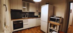 加普的住宿－Spacieux T2 Coeur de Gap，厨房配有白色橱柜和冰箱。