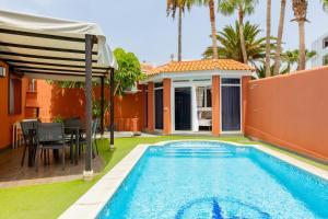 Bazén v ubytování Villa with a private swimming pool Callao Salvaje nebo v jeho okolí