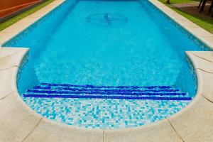 Bazén v ubytování Villa with a private swimming pool Callao Salvaje nebo v jeho okolí