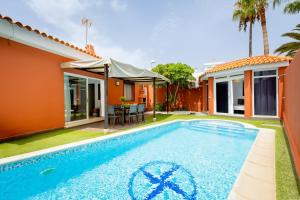 Bazén v ubytování Villa with a private swimming pool Callao Salvaje nebo v jeho okolí