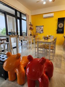 - un salon avec deux statues d'ours au sol dans l'établissement Lang duo duo Homestay, à Huxi