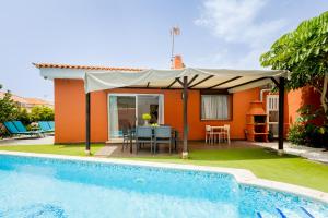 Bazén v ubytování Villa with a private swimming pool Callao Salvaje nebo v jeho okolí