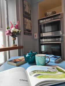 stół kuchenny z otwartą książką i piekarnikiem w obiekcie Dibney Rig w mieście Killyleagh