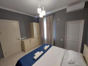 - une chambre avec un lit et 2 serviettes dans l'établissement Apartment in Sighnaghi, à Sighnaghi
