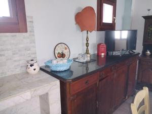 een keuken met een aanrecht met een kom erop bij The blue country house in Cavour