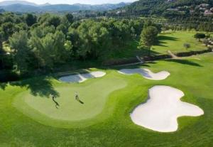 una vista aérea de un campo de golf con 3 pelotas de golf en Nice 4 Person apartment residence La Sella Golf Resort Marriott Denia, en Pedreguer
