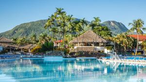 uma piscina num resort com montanhas ao fundo em Marien Puerto Plata em San Felipe de Puerto Plata