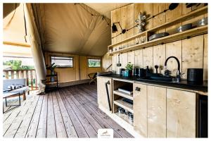 Liva Park Glamp的厨房或小厨房