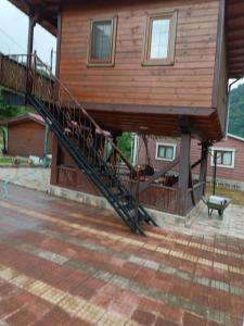 Casa con una escalera que conduce a un balcón en Saklı serender en Dernekpazarı