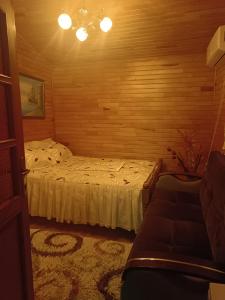 - une chambre avec un lit et un canapé dans l'établissement Saklı serender, à Dernekpazarı