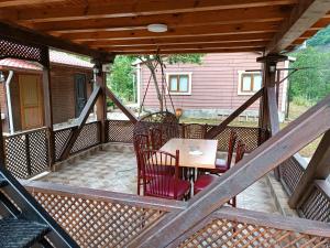 a patio with a table and chairs on a deck at Saklı serender in Dernekpazarı