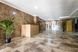 eine Lobby mit einer Pflanze in der Mitte eines Gebäudes in der Unterkunft Sur Suites Principe in Fuengirola