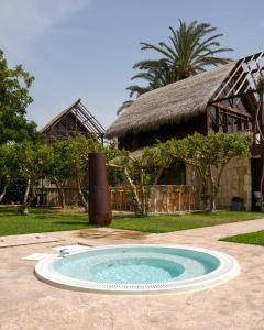- une petite piscine d'eau en face d'une maison dans l'établissement Laguava Resort, à Ar Rumaylah