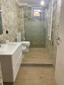 ein Bad mit einer Dusche, einem WC und einem Waschbecken in der Unterkunft Global center Catania in Catania
