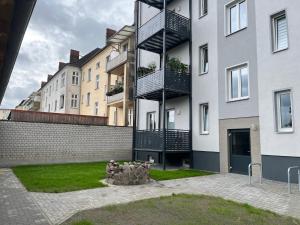 un edificio con una scala a chiocciola sul lato di Ferienwohnung Kolow GbR ad Angermünde