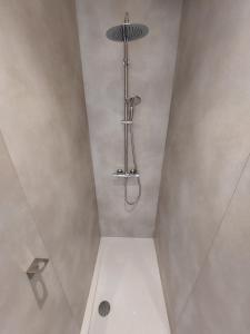 een douche met een douchekop in de badkamer bij MyDeer - Deluxe rooms & shared kitchen in Malmedy
