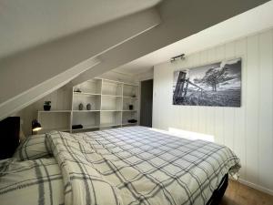 een slaapkamer met een groot bed in een kamer bij Woonboerderij Markelo in Markelo