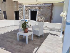 A balcony or terrace at Dommu de Nannai Moro: Appartamento con terrazza