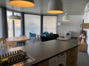 een keuken en een woonkamer met tafels en stoelen bij Village Point Apartments in Sliema