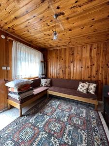 A seating area at İnka Dağ Evi