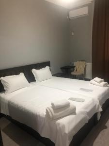A bed or beds in a room at Hotel N