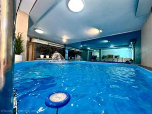 Luxury Apartments Erol في سراييفو: مسبح ازرق كبير مع نافورة