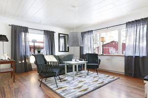 ein Wohnzimmer mit einem Tisch und Stühlen in der Unterkunft Kallaxgårdshotel/apartment, Luleå in Luleå