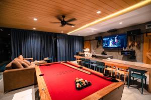 華欣的住宿－Holiday Sunset Private Pool Villa，客厅设有台球桌和酒吧。