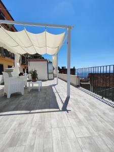 A balcony or terrace at Dommu de Nannai Moro: Appartamento con terrazza