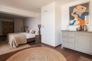 1 dormitorio con 1 cama y vestidor en Surplage Hotel Cavalière en Le Lavandou