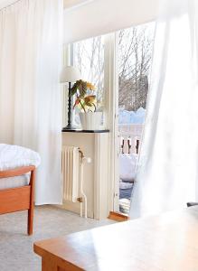 Rúm í herbergi á Kallaxgårdshotel/apartment, Luleå