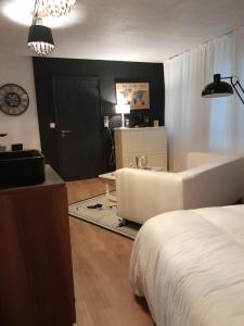 1 dormitorio con cama, bañera y mesa en La Villa Audren Love Room Jacuzzi en Châtelaudren