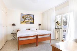 Rúm í herbergi á Kallaxgårdshotel/apartment, Luleå