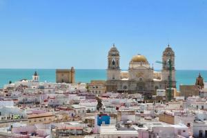 uitzicht op een stad met gebouwen en moskeeën bij Cielo gaditano in Cádiz