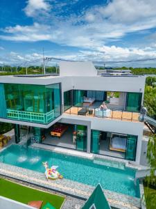 een luchtzicht op een huis met een zwembad bij Holiday Sunset Private Pool Villa in Hua Hin