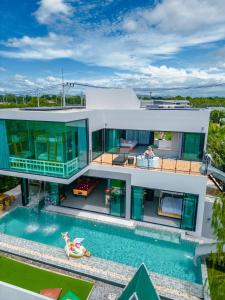Πισίνα στο ή κοντά στο Holiday Sunset Private Pool Villa