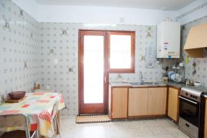 una pequeña cocina con mesa y ventana en Ca l'Armengol, en Balaguer