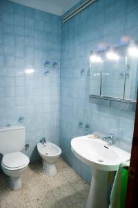 Baño de azulejos azules con aseo y lavamanos en Ca l'Armengol, en Balaguer