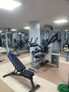 einen Fitnessraum mit mehreren Laufbändern und Kardiogeräten in der Unterkunft Résidence De Luxe AL Manzah in Al Hoceïma