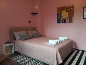 um quarto com uma cama com duas toalhas em Apartmani Krcmarica 10 em Divčibare